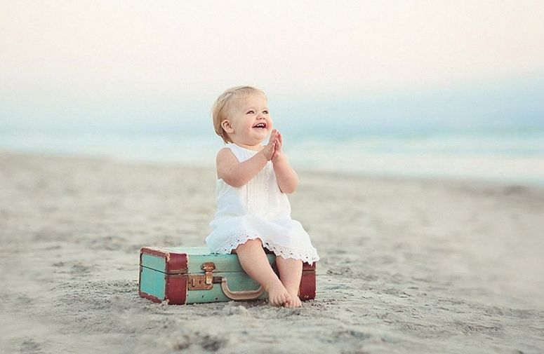 Dopustite detetu da hoda bosonogo na plaži