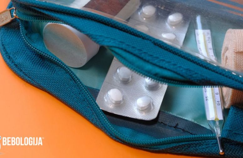 Kada se odlučite na putovanje sa detetom, važno je da, pored toga što pažljivo birate kada i gde idete, isto tako pažljivo pripremite i putnu apoteku.