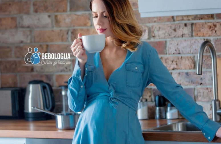 Bebologija Vam donosi zanimljiv tekst o tome da li je kafu dobro piti u trudnoći ili treba redukovati njen unos.